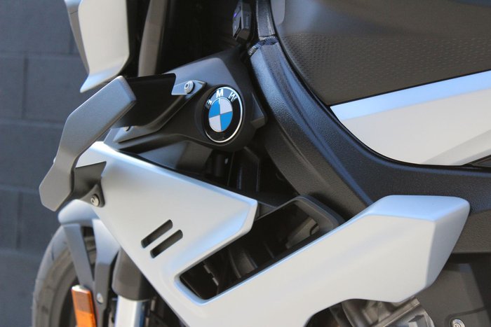2025 BMW M 1000 R