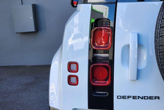 2025 Land Rover Defender 110 D350 X-Dynamic SE