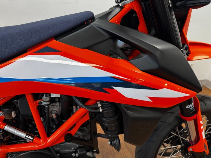 2024 Ktm 690 SMC R ORANGE