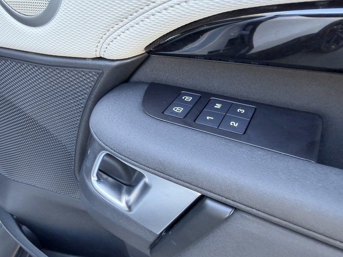 2023 Land Rover Discovery D300 R-Dynamic SE