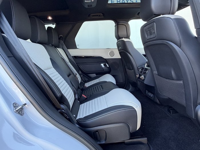 2023 Land Rover Discovery D300 R-Dynamic SE