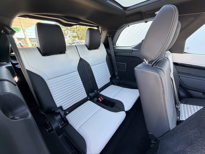 2023 Land Rover Discovery D300 R-Dynamic SE