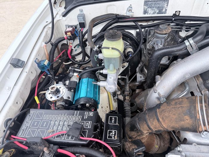 2003 Toyota Hilux SR5 KZN165R MY02 4X4 Dual Range French Vanilla