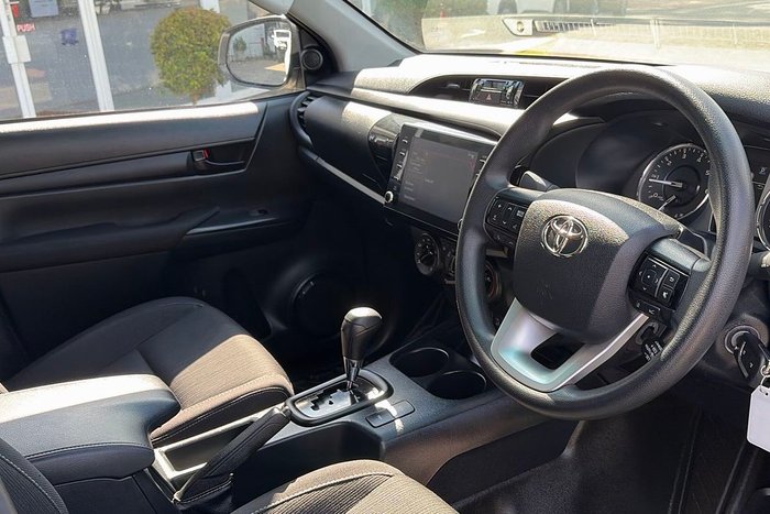 2025 Toyota Hilux SR