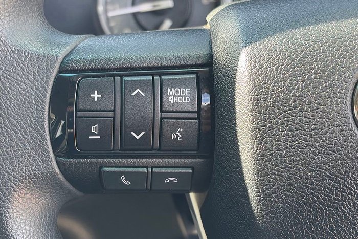 2025 Toyota Hilux SR