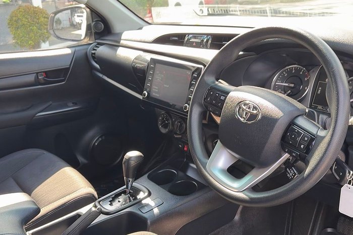 2025 Toyota Hilux SR