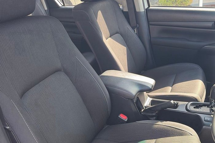 2025 Toyota Hilux SR