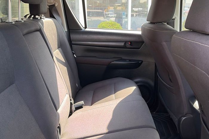 2025 Toyota Hilux SR