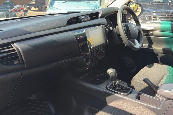 2025 Toyota Hilux SR