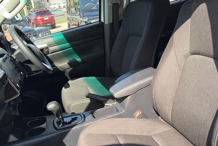 2025 Toyota Hilux SR