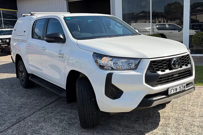 2025 Toyota Hilux SR