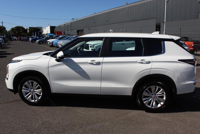 2025 Mitsubishi Outlander ES