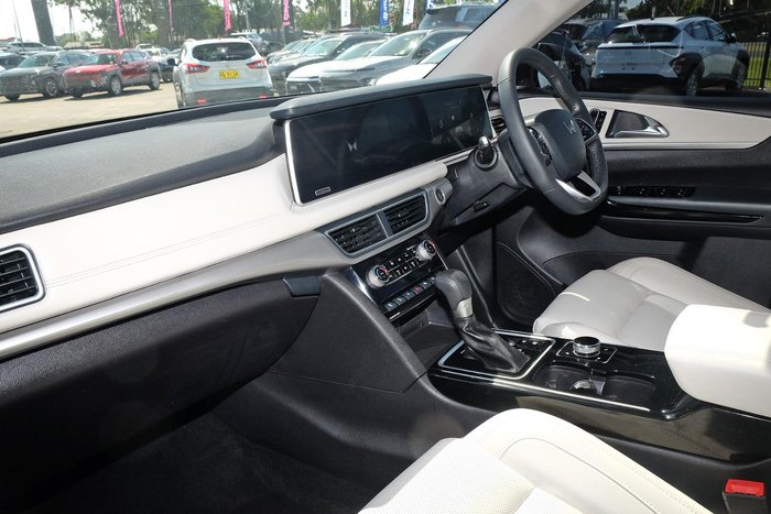 2024 Mahindra XUV700 AX7