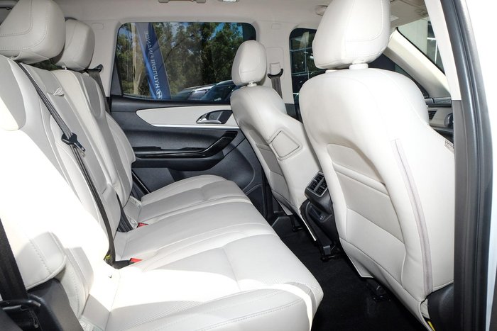 2024 Mahindra XUV700 AX7