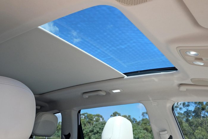 2024 Mahindra XUV700 AX7