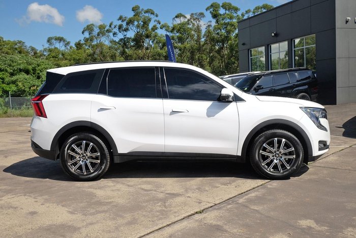 2024 Mahindra XUV700 AX7