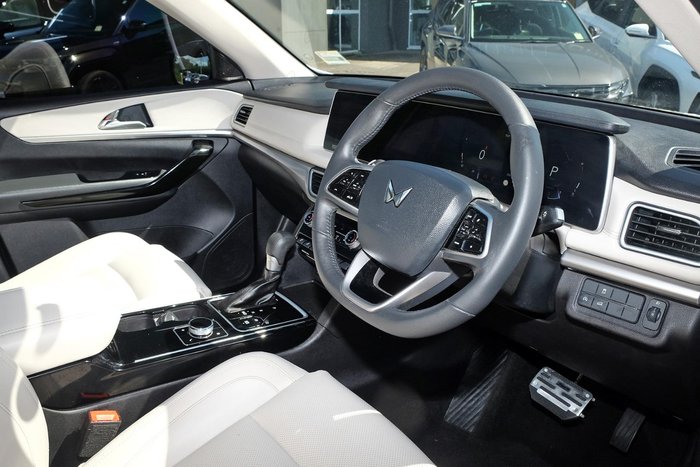 2024 Mahindra XUV700 AX7