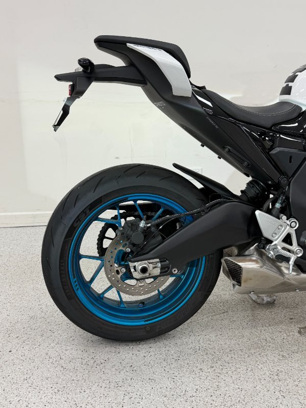 2025 CFMOTO 2025 CF Moto 675CC 675SR-R ABS Road NEBULA WHITE