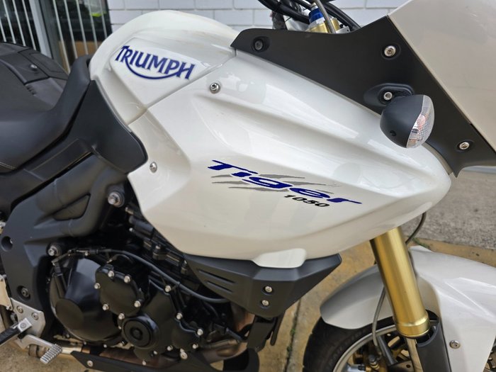 2010 Triumph TIGER 1050 White