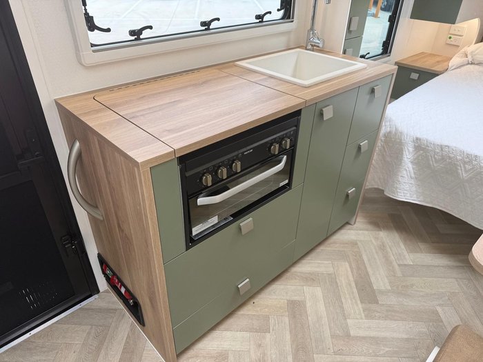 2025 New Age Caravans Manta Ray Mr16er Expedition My26