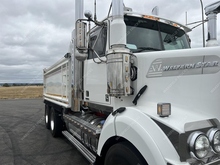 2021 Western Star 4800 Series 4800 FXC White