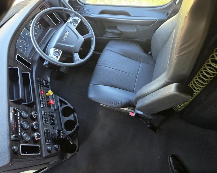 2021 Freightliner Cascadia WHITE