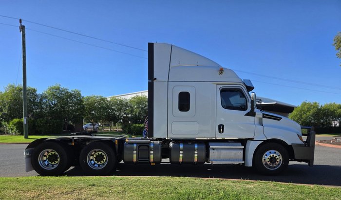 2021 Freightliner Cascadia WHITE