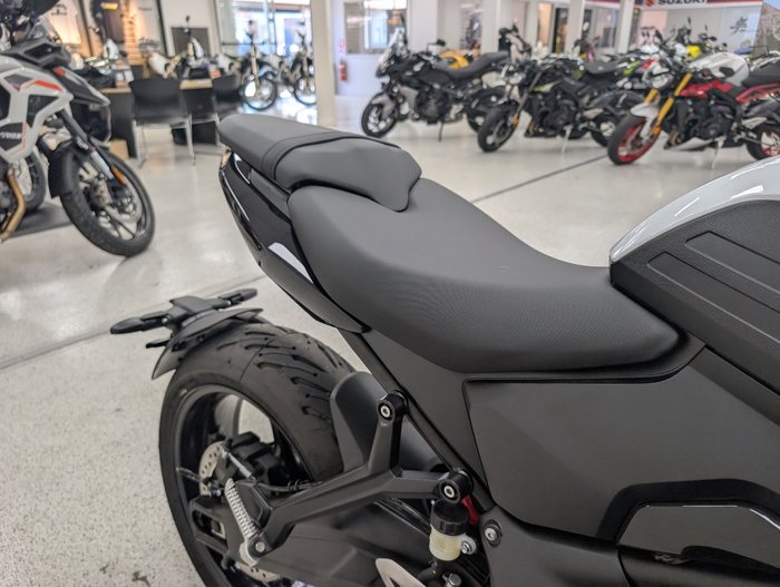 2026 Triumph 2026 Triumph 660CC Trident LAMS White