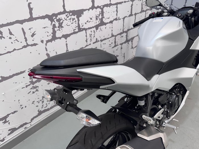 2025 Kawasaki Ninja 500 (EX500G) Ninja White