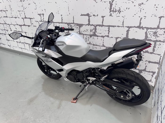 2025 Kawasaki Ninja 500 (EX500G) Ninja White