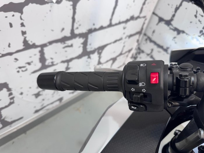 2025 Kawasaki Ninja 500 (EX500G) Ninja White