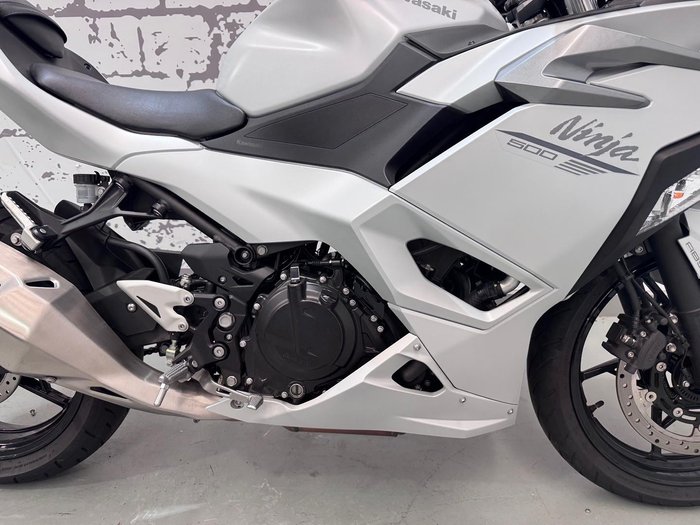 2025 Kawasaki Ninja 500 (EX500G) Ninja White