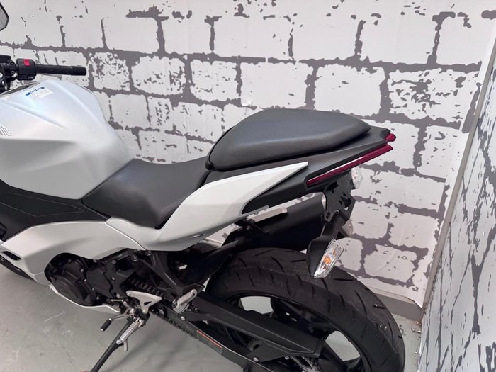 2025 Kawasaki Ninja 500 (EX500G) Ninja White