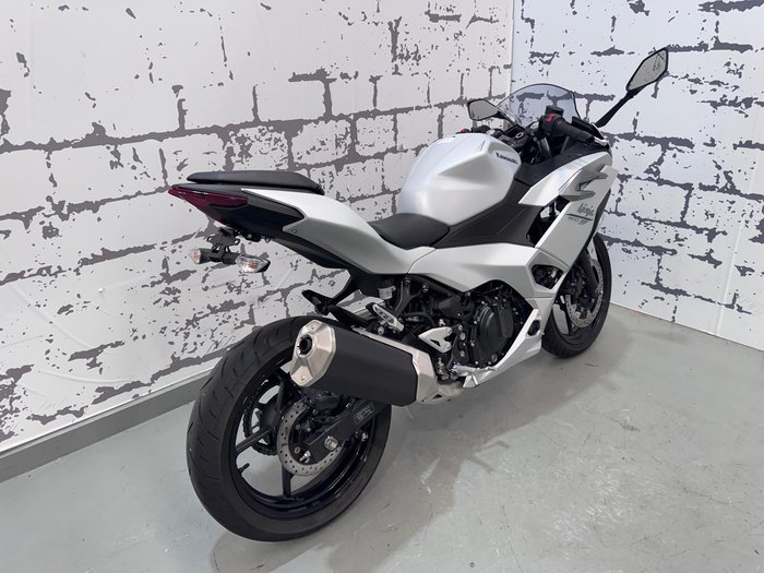 2025 Kawasaki Ninja 500 (EX500G) Ninja White