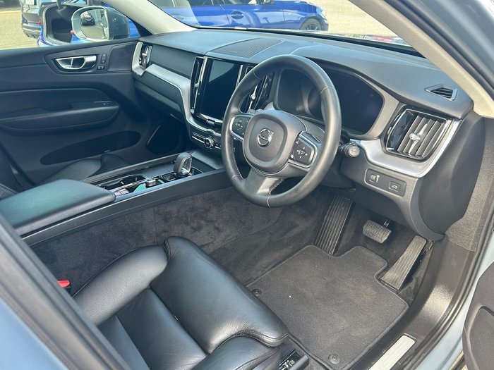 2022 Volvo XC60 B5 Momentum