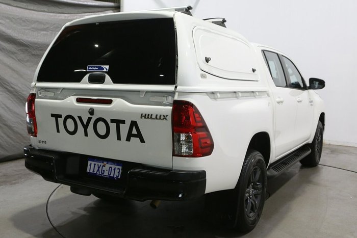 2025 Toyota Hilux SR