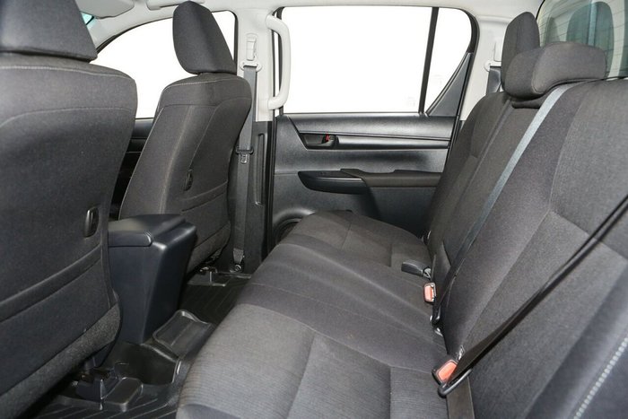 2025 Toyota Hilux SR