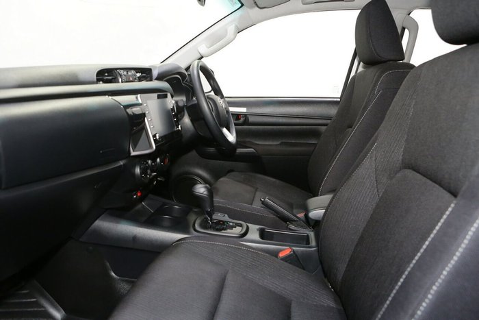 2025 Toyota Hilux SR