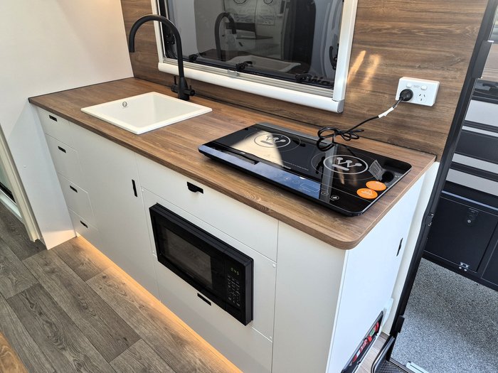 2026 Prime Edge Warrior 22.6 Rear Bunks