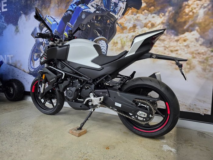 2024 CFMOTO 450 NK WHITE