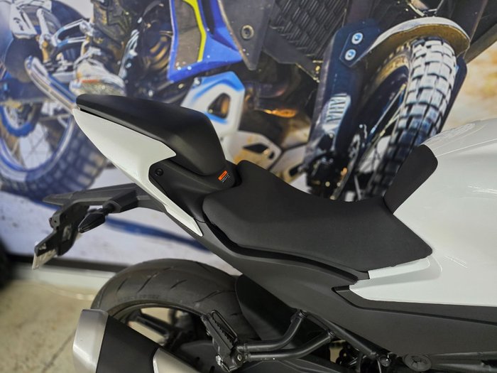 2024 CFMOTO 450 NK WHITE