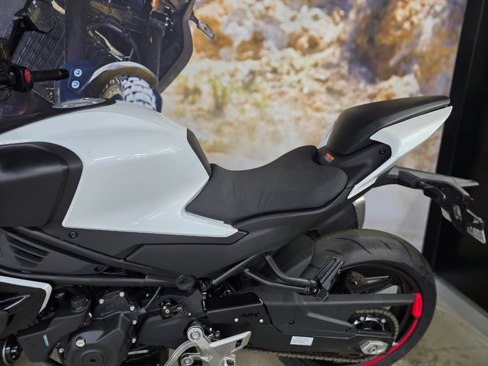 2024 CFMOTO 450 NK WHITE