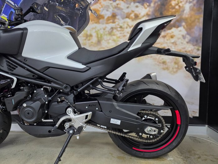 2024 CFMOTO 450 NK WHITE