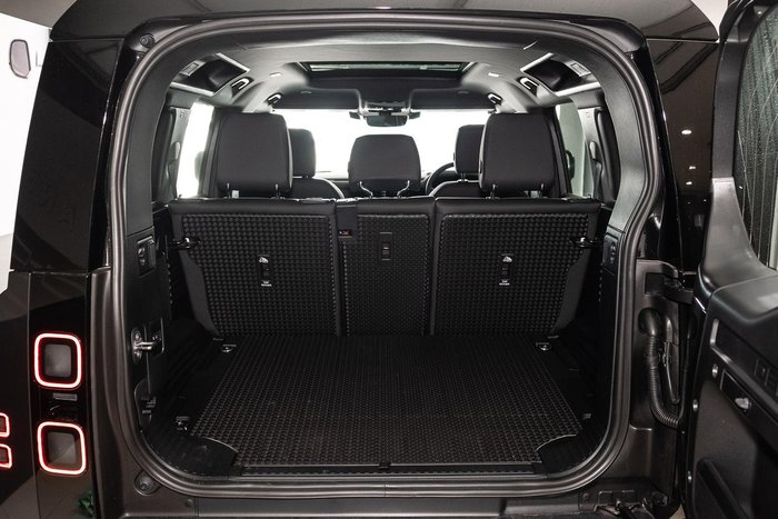 2026 Land Rover Defender 110 P425 X-Dynamic SE