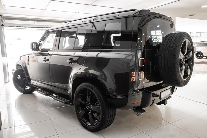 2026 Land Rover Defender 110 P425 X-Dynamic SE