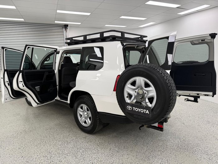 2020 Toyota Landcruiser GX VDJ200R 4X4 Dual Range Glacier White