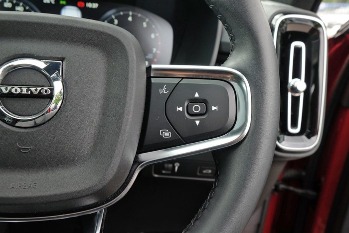 2022 Volvo XC40 T5 R-Design
