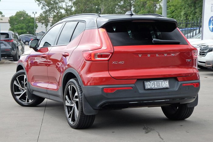 2022 Volvo XC40 T5 R-Design