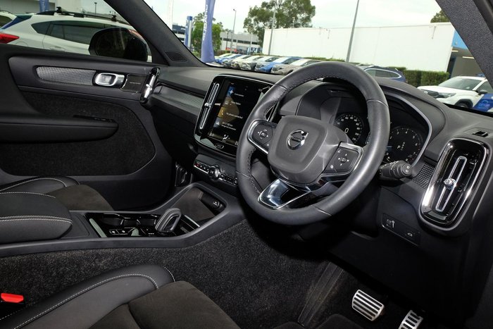 2022 Volvo XC40 T5 R-Design