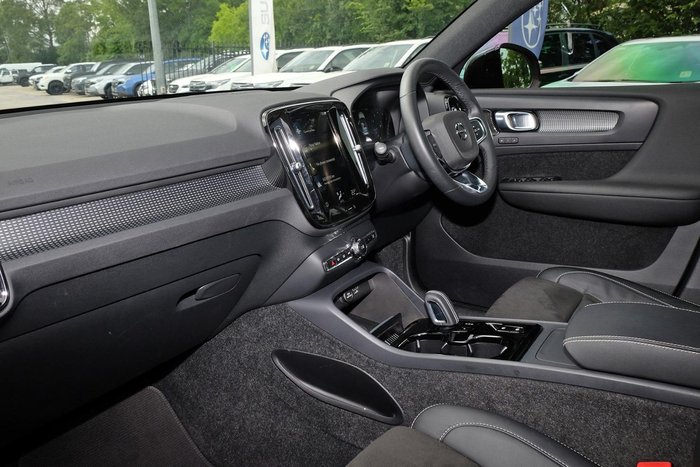 2022 Volvo XC40 T5 R-Design